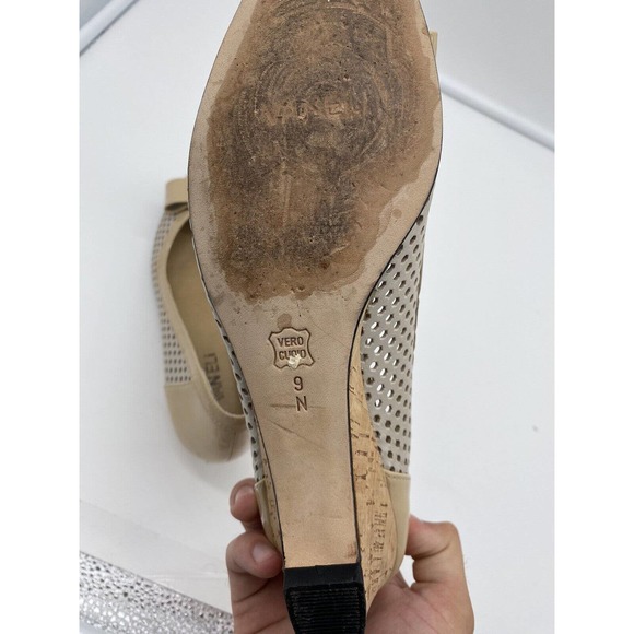 Vaneli Women’s Peep Toe Perforated Patent Leather Cork Wedge Beige Tan Size 9N - Picture 6 of 6